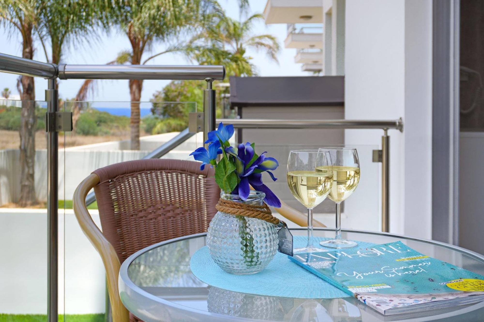 Meryl - Coralli Beachfront Apartment Протарас Экстерьер фото