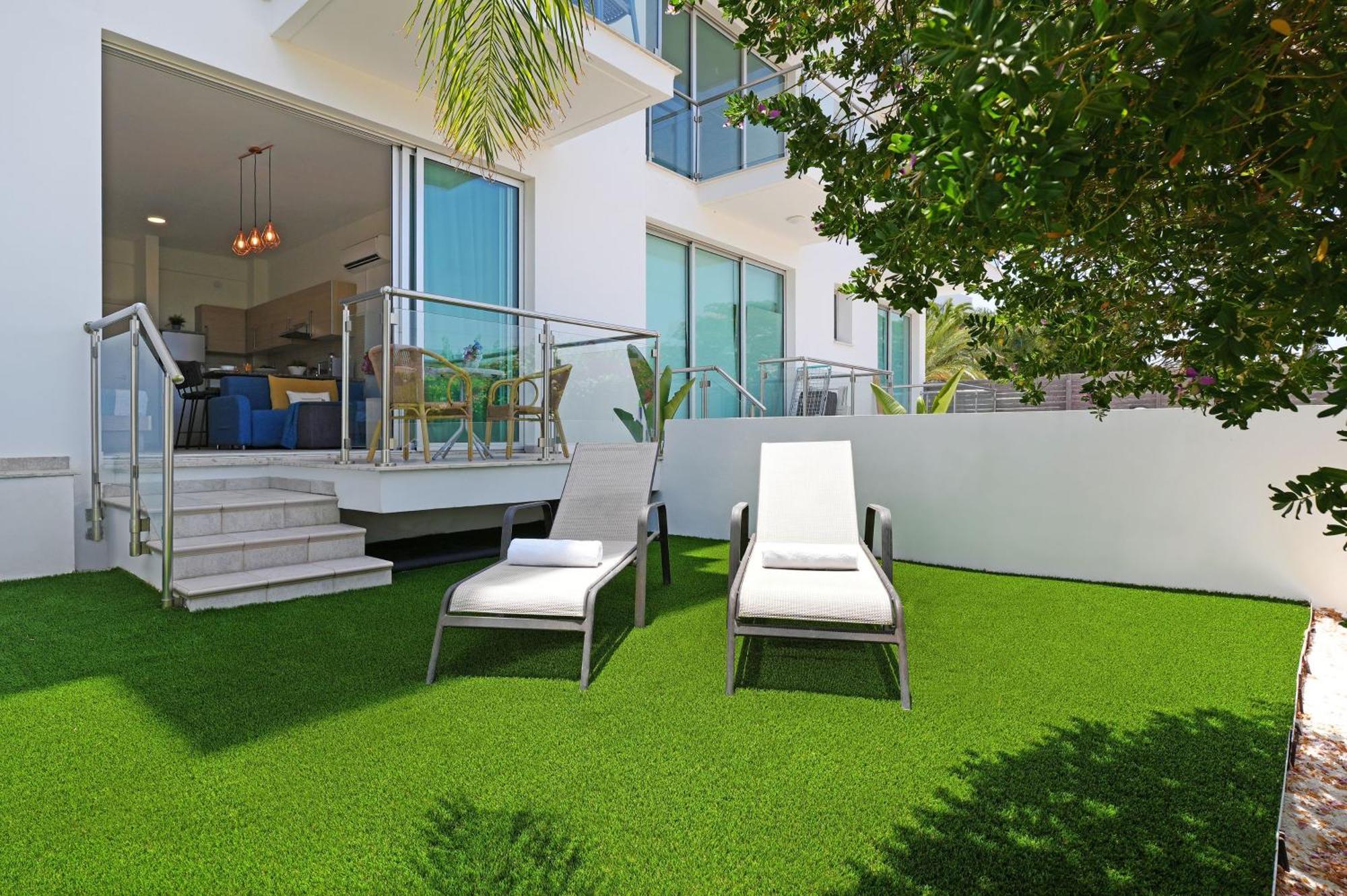 Meryl - Coralli Beachfront Apartment Протарас Экстерьер фото